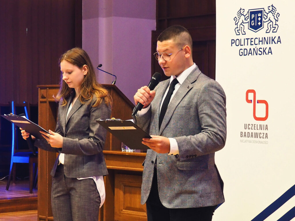 uczniowe prowadzący konferencję