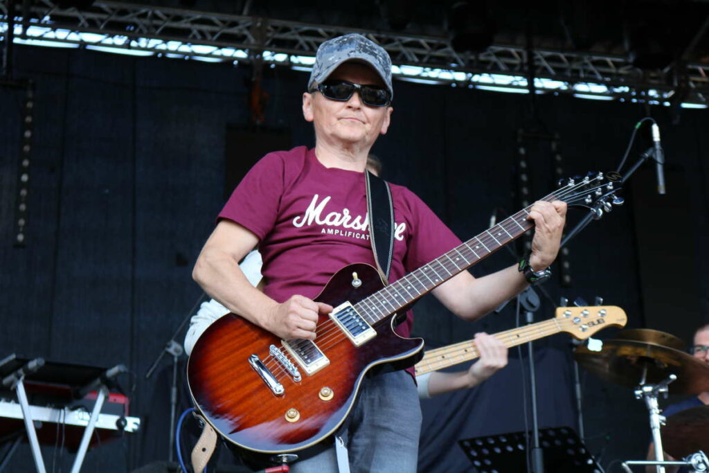 Jacek Mianowski grający na gitarze elektrycznej