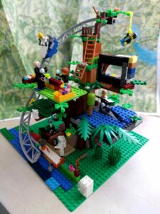 domek na drzewie z klocków lego
