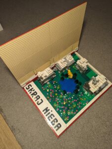 książka zbudowana z klocków lego