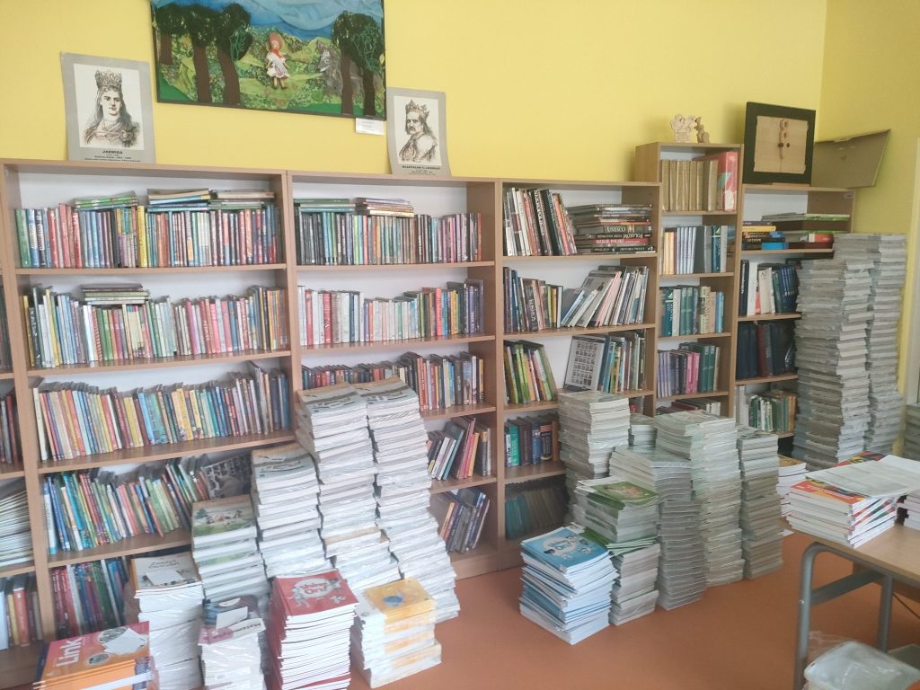 zdjęcie stosu nowych podręczników w bibliotece szkolnej