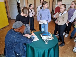wypisywanie autografów w książkach dla uczniów