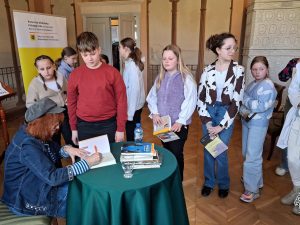 wypisywanie autografów dla uczniów