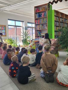 wizyta przedszkolaków w bibliotece pedagogicznej