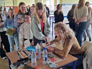podpisywanie książek przez Joannę Jagiełło