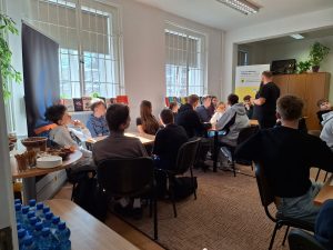 uczniowie biorący udział w warsztatach