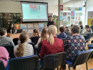 czytanie fragmentów książek na warsztatach dla uczniów