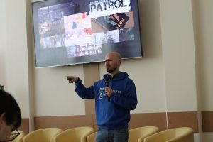 Kulczykowski rozmawia z uczestnikami spotkania