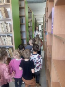 wizyta przedszkolaków w bibliotece pedagogicznej