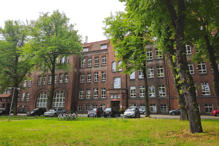 budynek biblioteki późną wiosną