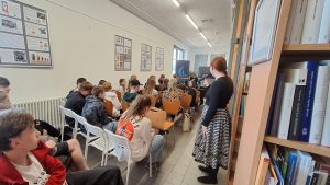 uczniowie zadają pytania podczas spotkania autorskiego