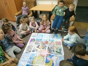 grupa zerówki na lekcji bibliotecznej
