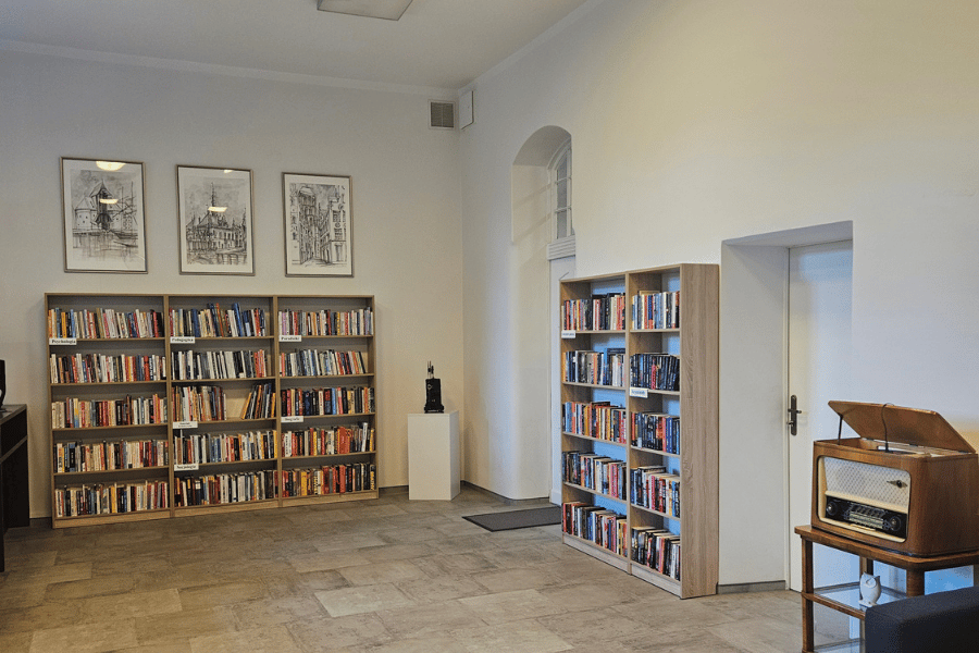 wypożyczalnia biblioteki z regałami
