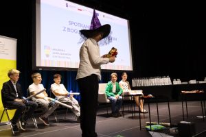 uczniowie wcielający się w role papieża, Mieszka I, Dobrawy i wojów