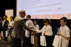 gratulacje dla laureatów składane przez Dyrektora Adama Krawca