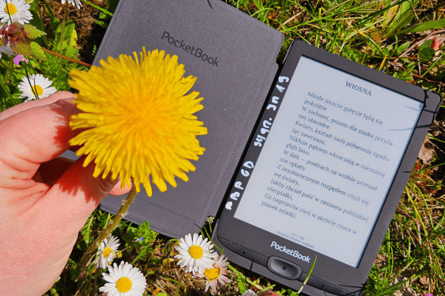 czytnik e-booków w bibliotece