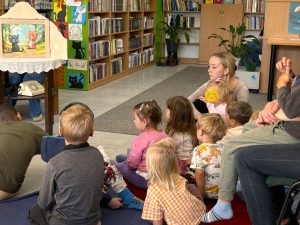 przedszkolaki w bibliotece