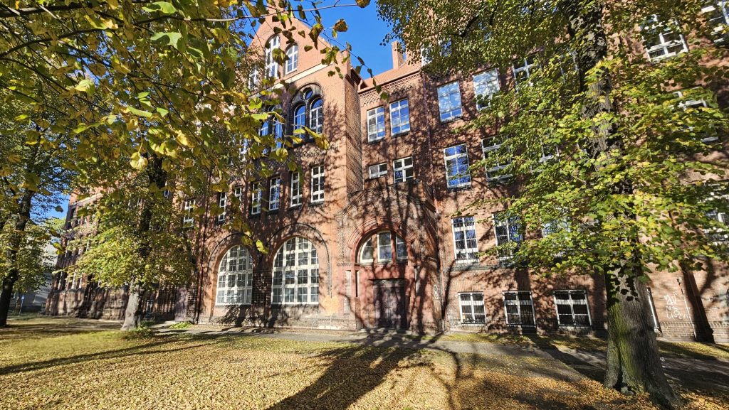 budynek biblioteki od strony parku jesienią