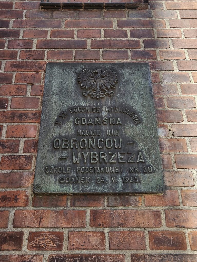 pamiątkowa tablica z nadania imienia Obrońców Wybrzeża SP nr 28