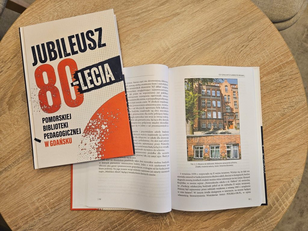 publikacja jubileuszowa otwarta na stoliku