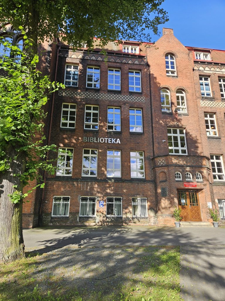 wejście do biblioteki - po lewej stronie widoczne oznaczenie schronu oraz poidło